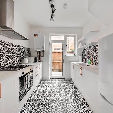 Beautifully Modern 2-Bed Apartment W/Garden London Eksteriør billede