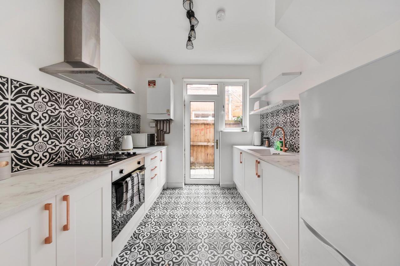Beautifully Modern 2-Bed Apartment W/Garden London Eksteriør billede